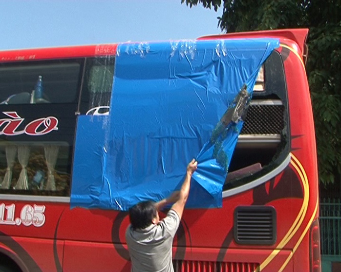 Nhà xe Định Hào bị ném đá làm vỡ kính khiến 1 hành khách bị thương ở mặt