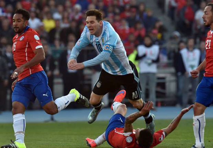 Messi thường xuyên hứng chịu những pha chơi xấu từ đối thủ