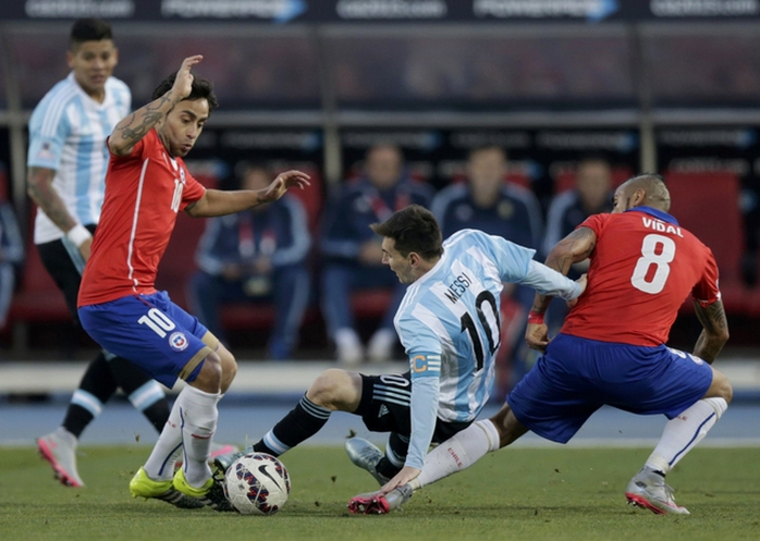 Những hình ảnh thường thấy của Messi trong trận chung kết Copa Armerica 2015 với Chile