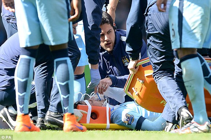 Silva được cho thở ô xy trước khi chuyển đến bệnh viện cấp cứu