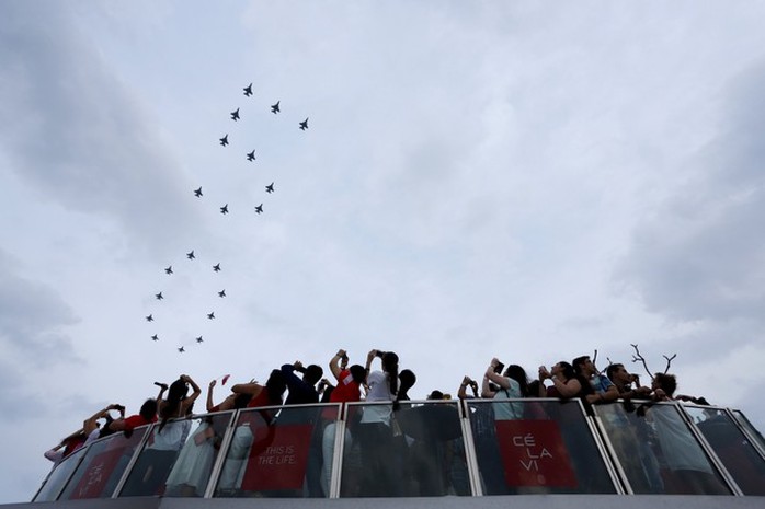 Đội bay Hiệp sĩ Đen thuộc Không quân Singapore dàn đội hình thành số 50 trong lễ kỷ niệm 50 năm quốc khánh. Ảnh: Reuters