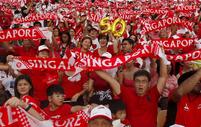 Người dân Singapore mừng quốc khánh. Ảnh: Reuters