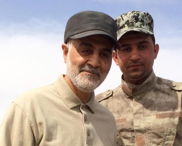 Ông Soleimani (trái) chỉ đạo lực lượng Quds chống IS ở thị trấn Tal Ksaiba ở tỉnh Salahuddin, Iraq. Ảnh: Reuters