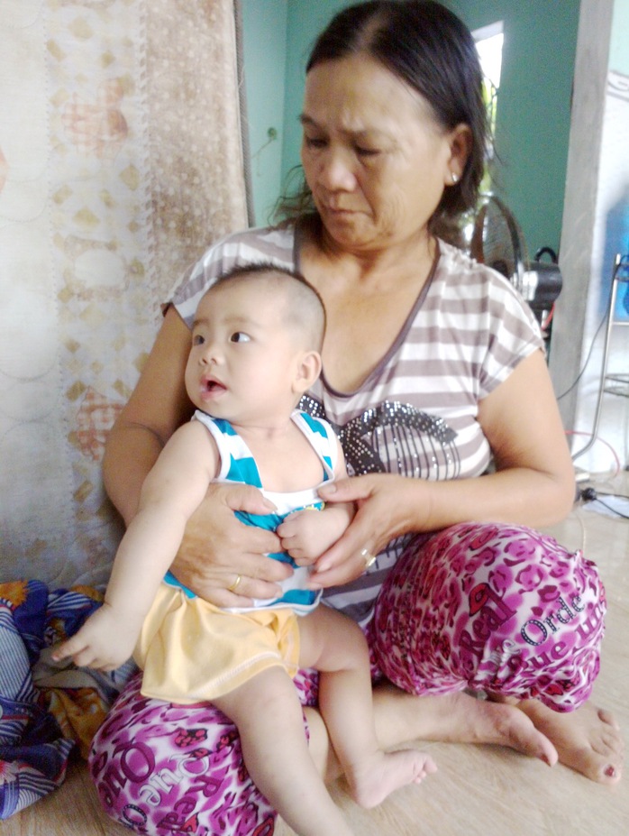 Bé sơ sinh bị bỏ rơi đang được bà Phan Thị Thái chăm sóc