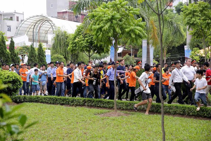 Các em nhỏ chen lấn chờ gặp sao Man City