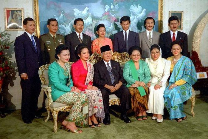 Cựu Tổng thống Suharto cùng vợ (ngồi giữa) chụp ảnh cùng các con. Ảnh: Tempo