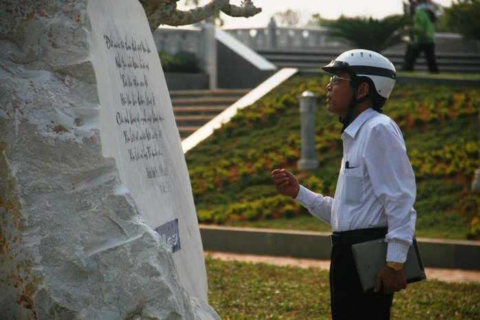 Phó chủ tịch tỉnh Quảng Nam, ông Nguyễn Chín có mặt tại tượng đài để theo dõi quá trình sửa lỗi chính tả