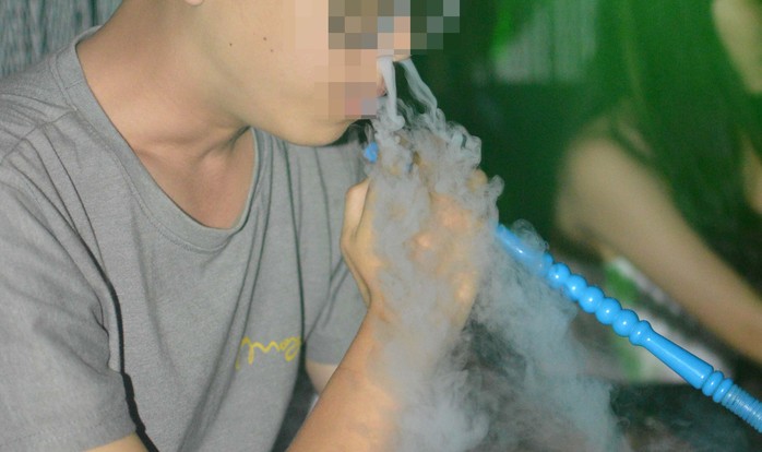 Lượng khói shisha hít vào tương đương với hàng chục, thậm chí hàng trăm điếu thuốc lá Ảnh: Hoàng Triều