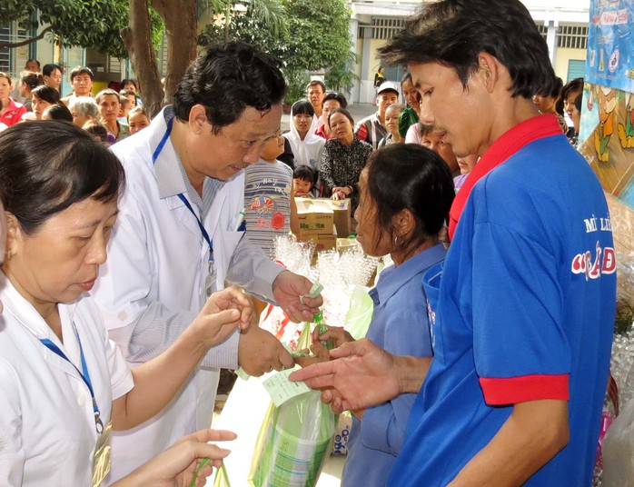 Các BS của BV Nhi Đồng 1 đang trao quà Tết cho cha mẹ các bệnh nhi