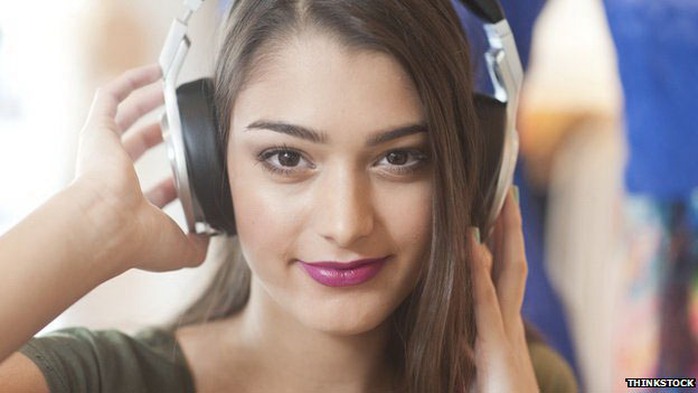 WHO cảnh báo về tình trạng giảm thính lực do nghe nhạc ở giới trẻ. Ảnh BBC