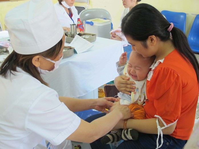 Bộ Y tế khuyến cáo người dân đưa trẻ đến các điểm tiêm chủng miễn phí ở xã phường, không nên chờ để tiêm vắc-xin dịch vụ. Trong ảnh: Tiêm chủng vắc-xin tại một phường ở Hà Nội