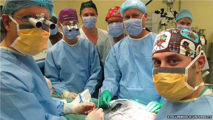 Nhóm phẫu thuật viên ở Nam PhiẢnh: BBC