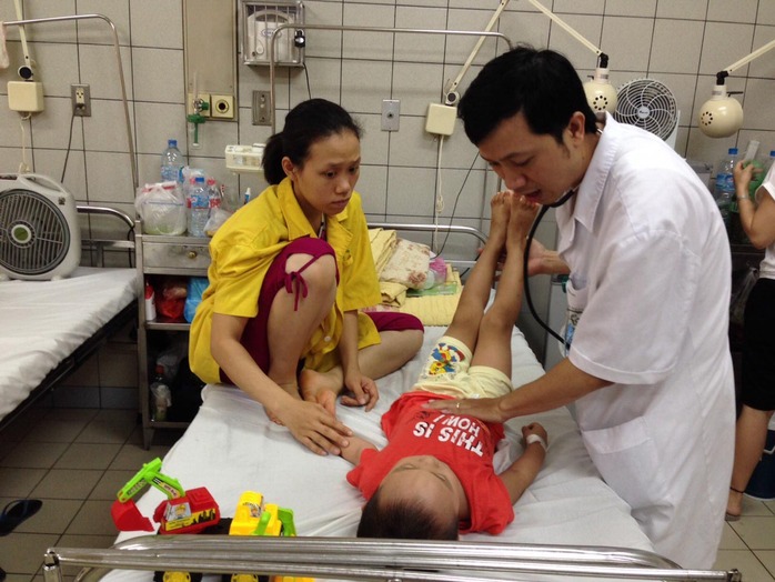 Bệnh nhi viêm não đang được điều trị tại Khoa Nhi Bệnh viện Bạch Mai