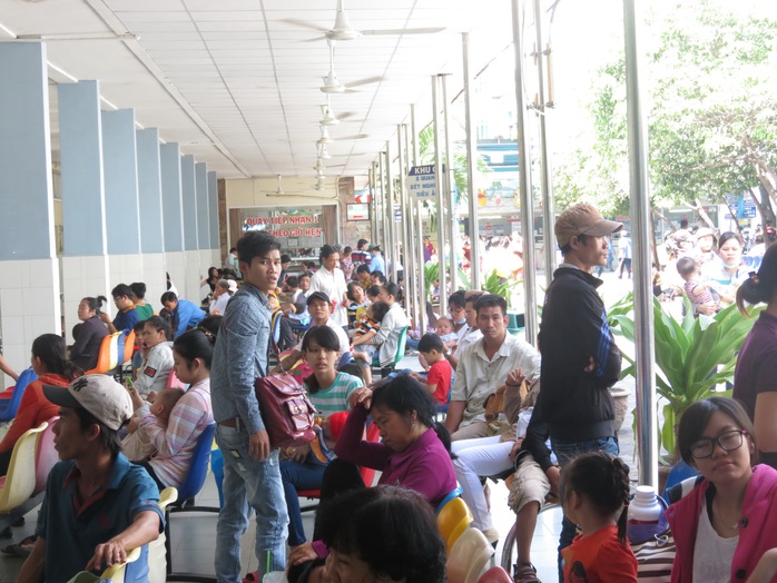 Phụ huynh đưa trẻ đến khám bệnh tại Bệnh viện Nhi Đồng 1 (TP HCM)