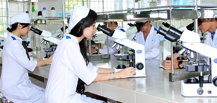 Sinh viên Ngành Dược học được thực tập trên thiết bị hiện đại