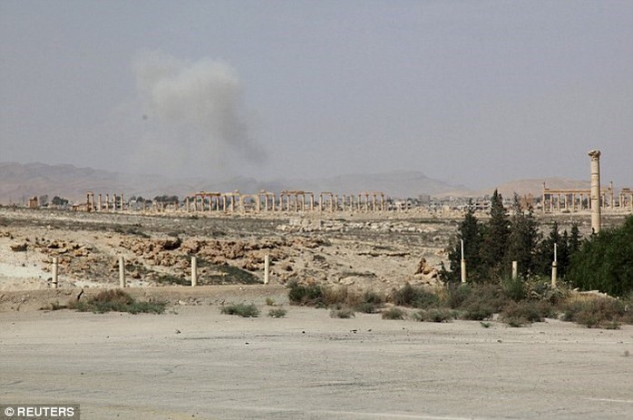 Khói bốc lên từ Palmyra khi IS chiếm quyền kiểm soát hoàn toàn thành phố này. Ảnh: Reuters