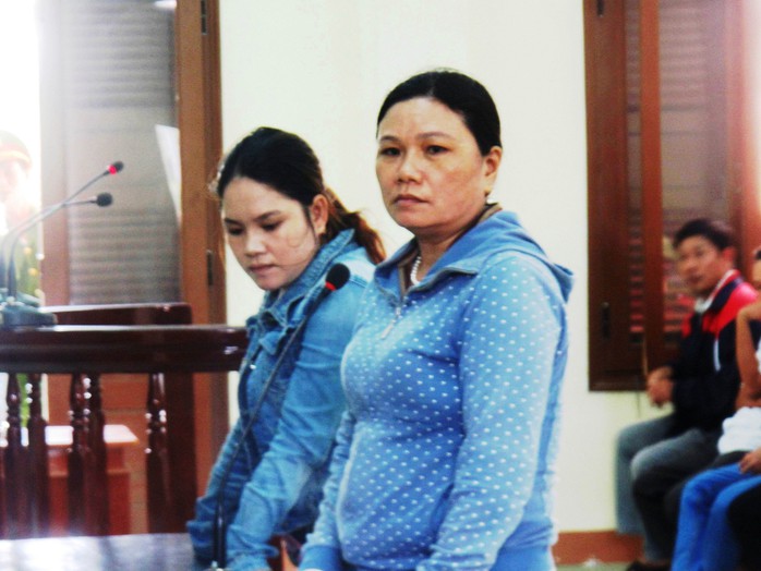 Bà Ngô Thị Tuyết (phải) và chị Trần Thị Tâm không đồng ý với phần luận tội của VKS