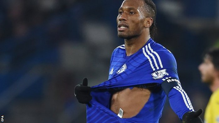 Drogba bị đối thủ kèm cặp đến rách áo nhưng trọng tài không phạt các cầu thủ Watfrod