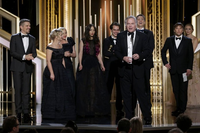Nhà sản xuất phim Boyhood phát biểu khi nhận giải Quả cầu vàng PHim điện ảnh chính kịch xuất sắc nhất cùng đoàn làm phim. Ảnh: Reuters