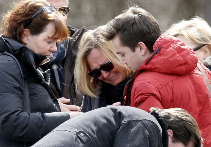 Người thân của các nạn nhân đau buồn trong buổi lễ tưởng niệm gần nơi xảy ra tai nạn. Ảnh: Reuters