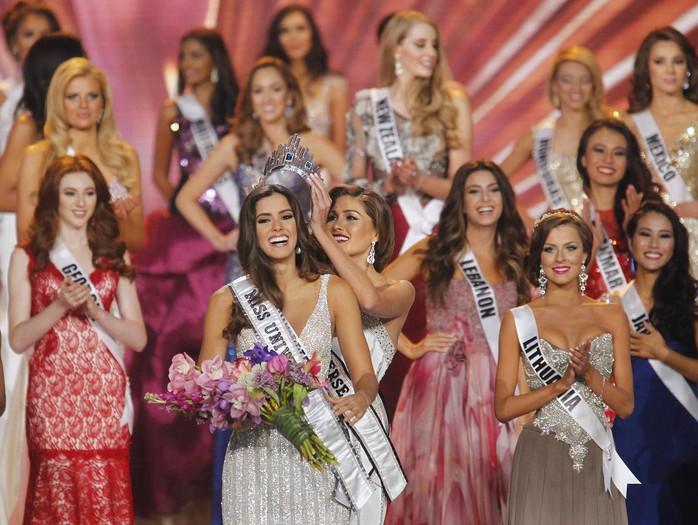 Paulina Vega đăng quang Hoa hậu Hoàn vũ 2014. Cô hạnh phúc trong khoảnh khắc nhận chiếc vương miện đắt giá từ cựu Hoa hậu Hoàn Vũ Gabriela Isler. Ảnh: Reuters