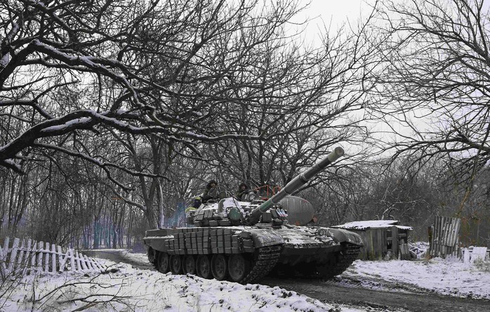 Lực lượng ly khai thân Nga lái xe tăng bên ngoài thị trấn Horlivka thuộc miền Đông Ukraine. Ảnh: Reuters