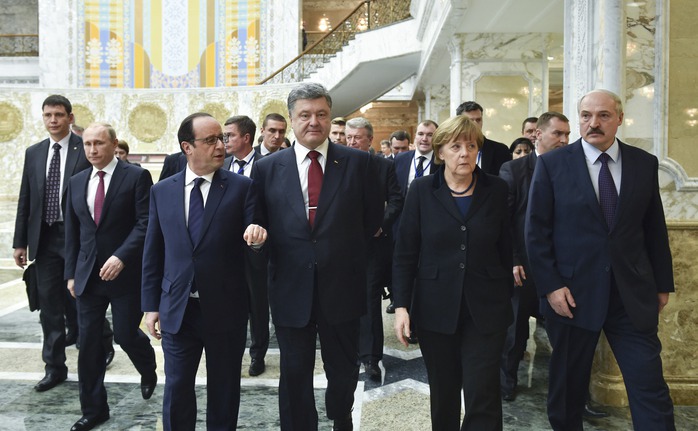 Từ phải qua, hàng trước: Tổng thống Belarus Alexander Lukashenko, Thủ tướng Đức Angela Merkel,  Tổng thống Ukraine Petro Poroshenko, Tổng thống Pháp Francois Hollande  và Tổng thống Nga Vladimir Putin tại Minsk. Ảnh: Reuters