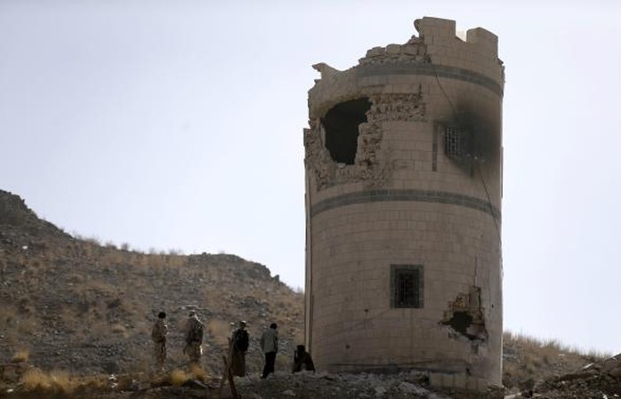 Các tay súng Houthi chiếm giữ một trạm kiểm soát tại doanh trại vệ binh tổng thống hôm 20-1. Ảnh: Reuters