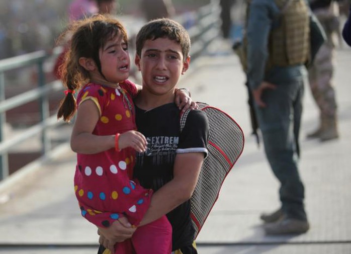 Người dân sơ tán khỏi Ramadi,. Ảnh: Reuters
