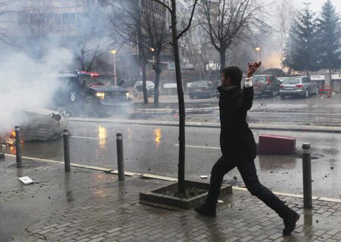 Người biểu tình ném đá và bom xăng vào cảnh sát. Ảnh: Reuters