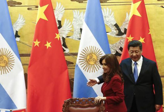 Tổng thống Argentina Cristina Fernandez (trái) gặp Chủ tịch Trung Quốc Tập Cận Bình (phải) trong chuyến thăm Trung Quốc. Ảnh: Reuters