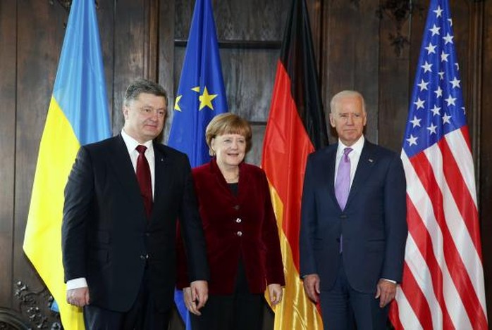Bà Merkel (giữa), Tổng thống Ukraine Petro Poroshenko (trái) và Phó Tổng thống Mỹ Joe Biden (phải) trong cuộc họp tại Hội nghị An ninh Munich lần thứ 51. Ảnh: Reuters