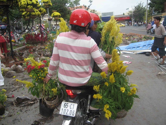 2 phụ nữ này cho biết sẽ tranh thủ chở hoa về để quay lại thu gom tiếp