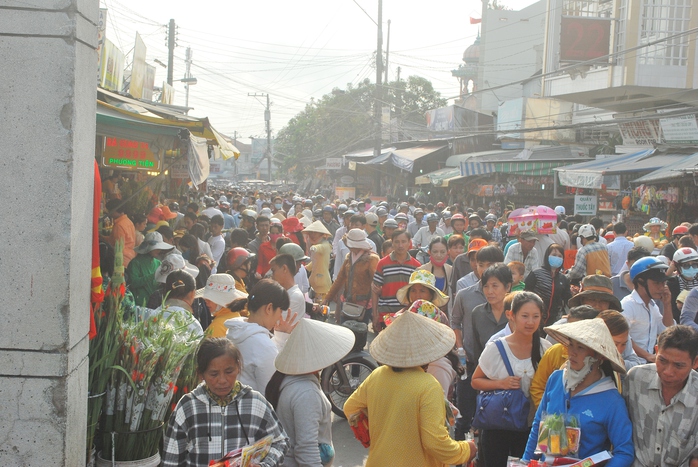 Vào những ngày cao điểm, có đến hơn 60.000 lượt khách đến miếu Bà Chúa Xứ núi Sam để tham quan, cúng bái