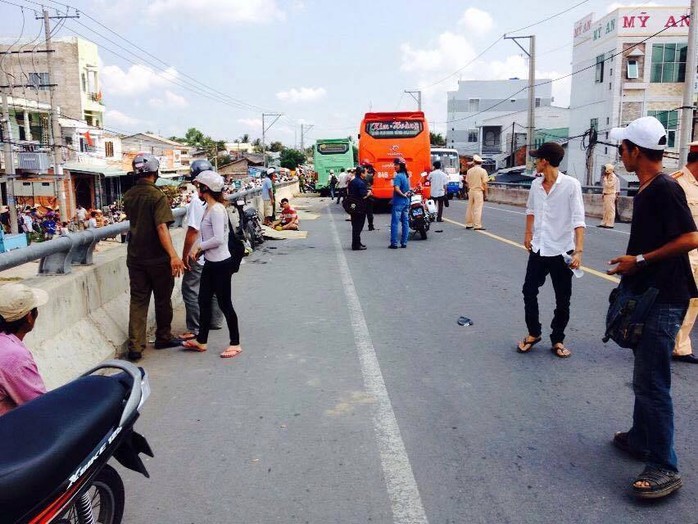 Hiện trường sau vụ tai nạn sáng 7-5, tại cầu Ba Si, Trà Vinh