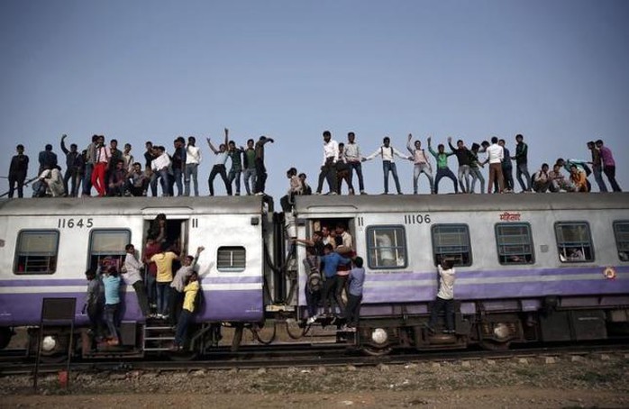 Tàu lửa chở quá tải người Ấn Độ ở ngoại ô TP New Delhi. Ảnh: Reuters