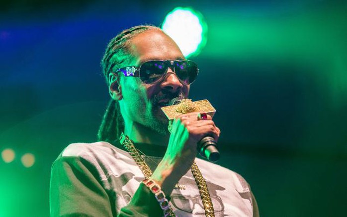 Rapper Snoop Dogg gặp rắc rối vì mang nhiều tiền mặt