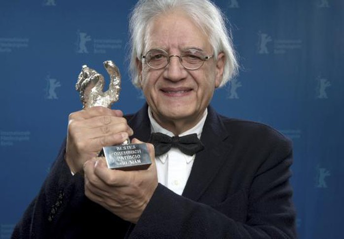 Patricio Guzman nhận giải Kịch bản xuất sắc nhất với kịch bản phim El Boton de Nacar (The Pearl Button).