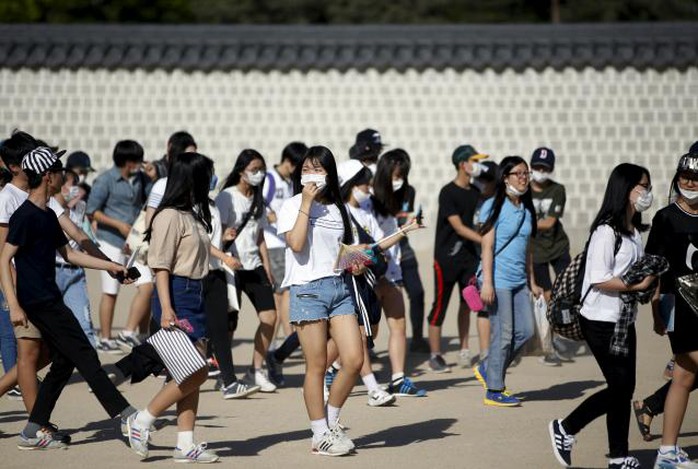 Hầu hết sinh viên Hàn Quốc đều đeo khẩu trang khi ra đường hôm 3-6. Ảnh: Reuters