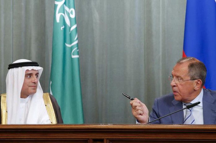 Ngoại trưởng Ả Rập Saudi Adel al-Jubeir (trái) và người đồng cấp Nga Sergei Lavrov (phải) trong cuộc thảo luận tại Moscow hôm 11-8. Ảnh: Reuters