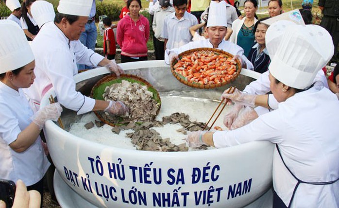 Cho nguyên liệu vào trong tô