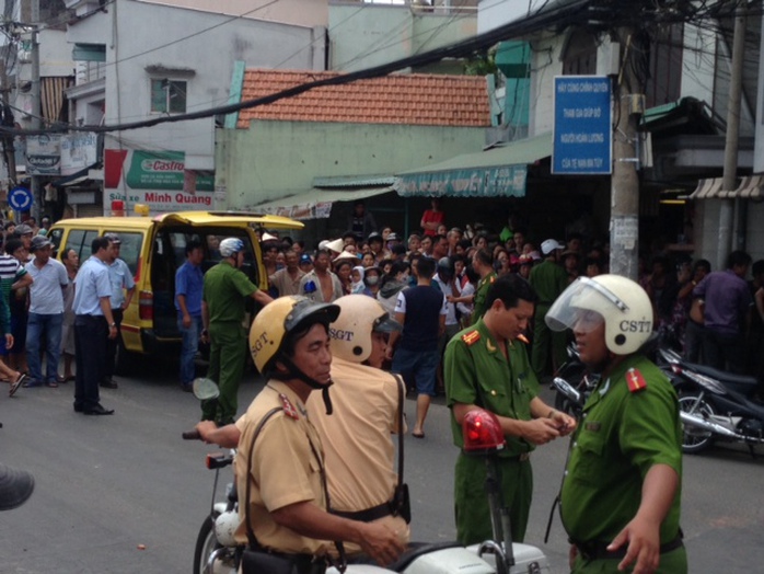 Lượng lượng cảnh sát đang phong tỏa đường để cứu người, bảo vệ hiện trường