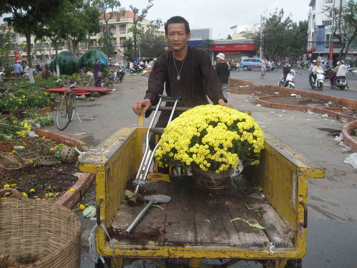 Nhà chùa cũng đến chở hoa