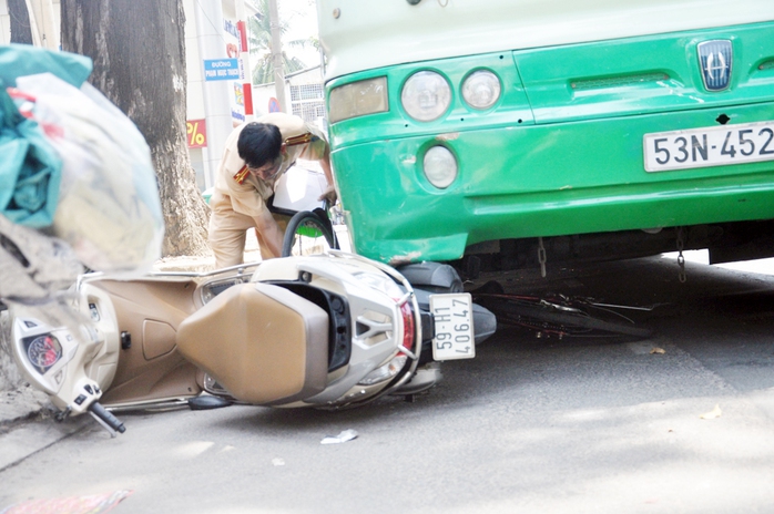 Lực lượng cảnh sát giao thông đang xử lý vụ tai nạn