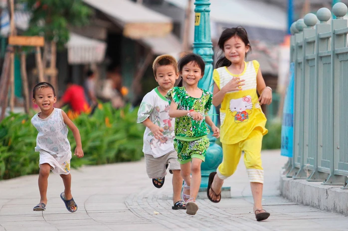 Trẻ em nô đùa bên dòng kênh Tân Hóa đã được &quot;cứu sống&quot;