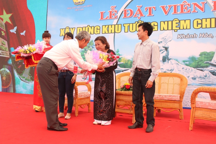 Chủ tịch Tổng LĐLĐ Việt Nam Đặng Ngọc Tùng, tặng hoa cho thân nhân các liệt sĩ Gạc Ma