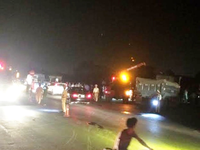 Hiện trường vụ tai nạn khiến 3 người bị tàu hỏa tông văng khỏi xe tải - Ảnh: T.Sơn