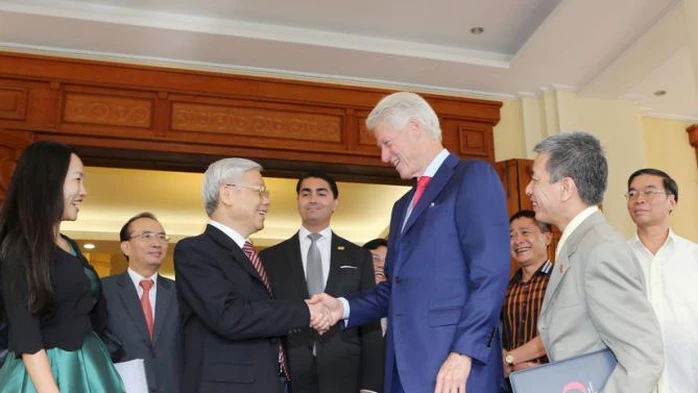 Tổng Bí thư Nguyễn Phú Trọng tiếp cựu Tổng thống Mỹ Bill Clinton tại Hà Nội ngày 2-7 - Ảnh: Reuters