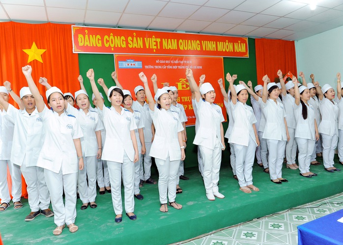 Học sinh khối ng&agrave;nh sức khỏe tuy&ecirc;n thệ y đức tại lễ tốt nghiệp