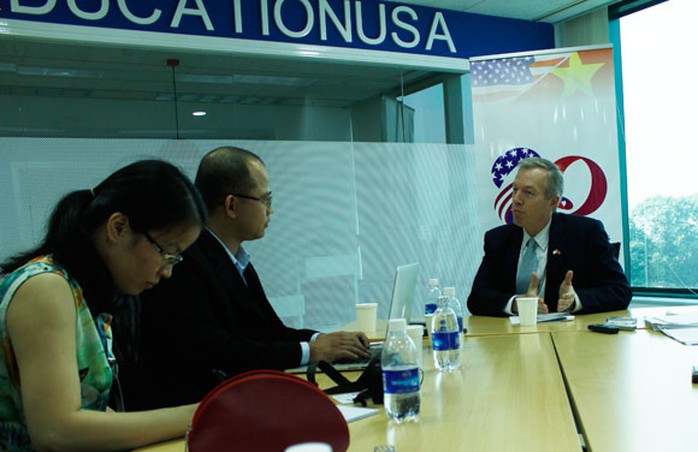 Đại sứ Mỹ tại Việt Nam Ted Osius (ngoài cùng, bên phải) khẳng định Việt Nam có nhiều tiềm năng để thu lợi ích lớn nhất từ TPP. Ảnh: Thu Hằng